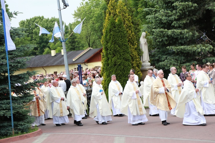 Zakończenie Mszy św. i procesja do sanktuarium