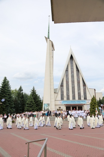 Zakończenie Mszy św. i procesja do sanktuarium