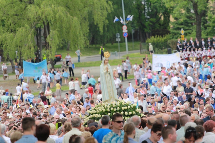 Zakończenie Mszy św. i procesja do sanktuarium