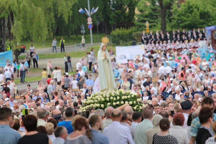 Zakończenie Mszy św. i procesja do sanktuarium