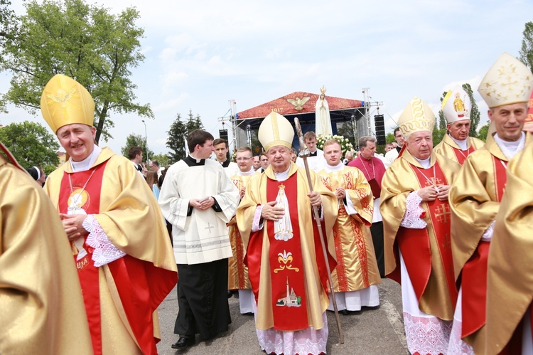 Zakończenie Mszy św. i procesja do sanktuarium