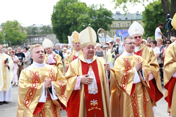 Zakończenie Mszy św. i procesja do sanktuarium