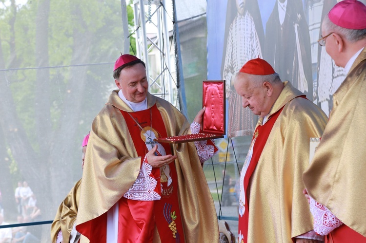 Zakończenie Mszy św. i procesja do sanktuarium