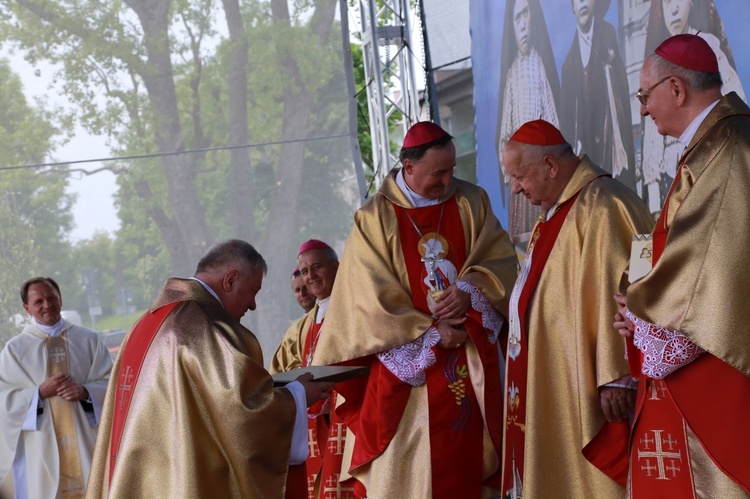 Zakończenie Mszy św. i procesja do sanktuarium