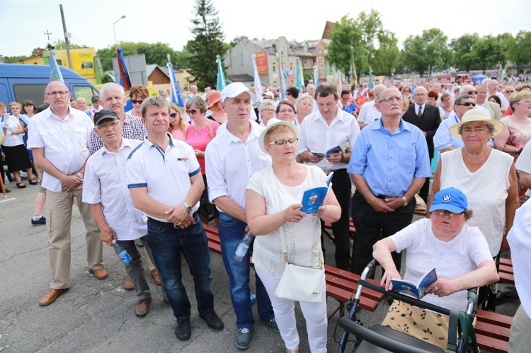 Zakończenie Mszy św. i procesja do sanktuarium