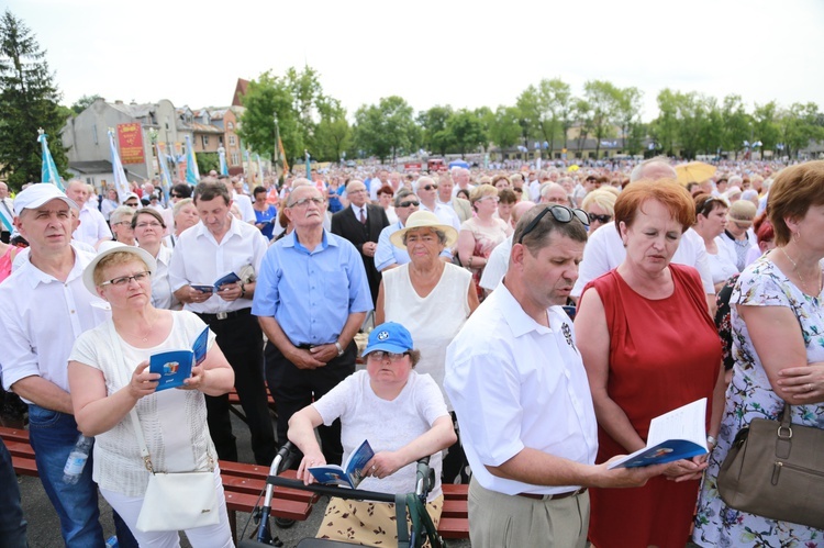 Zakończenie Mszy św. i procesja do sanktuarium