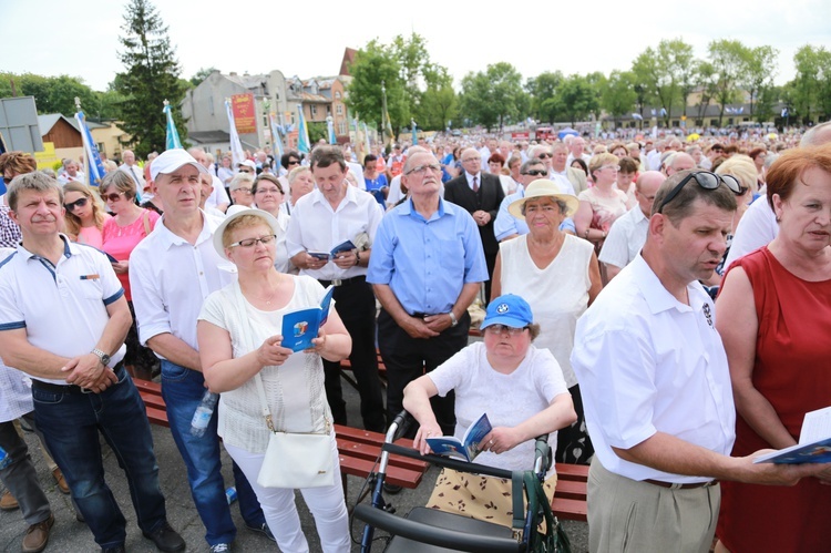 Zakończenie Mszy św. i procesja do sanktuarium