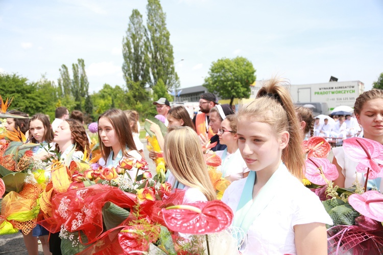 Zakończenie Mszy św. i procesja do sanktuarium