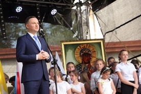 Prezydent Andrzej Duda przemawia z festynowej sceny