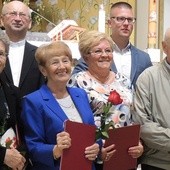 W pierwszym rzędzie od lewej: żona śp. Henryka Kociołka, Joanna Jachnicka, Barbara Zolich i Józef Jarosz. Z tyłu - ks. Józef Walusiak i Maksymilian Pryga