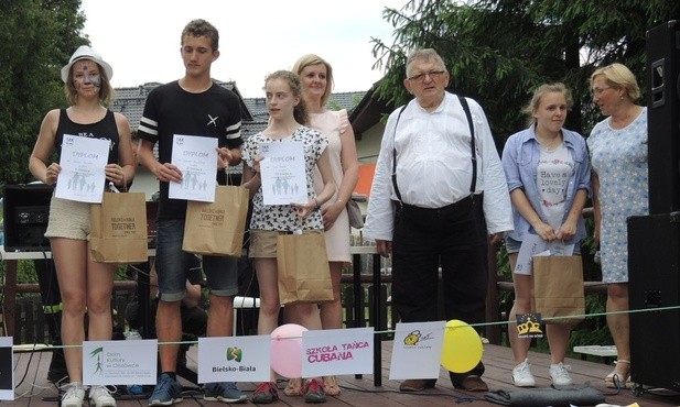 Na scenie laureaci konkursów plastycznych o rodzinie