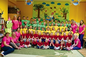 Przedszkolaki od Świętej Rodziny w Pułtusku z wychowawczyniami, w pełnej gali.