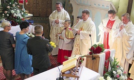 Jubilatom życzenia składali m.in. koledzy ze szkolnej ławy.