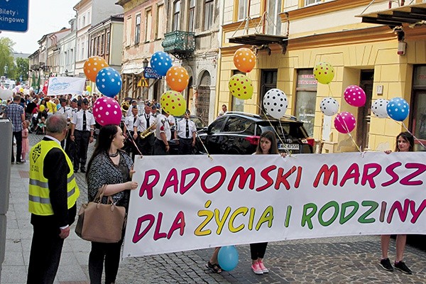 Po Eucharystii  uczestnicy przeszli  na pl. Jagielloński.