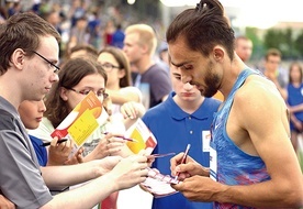 Autografy rozdaje Adam Kszczot, utytułowany biegacz pochodzący z naszej diecezji.