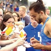 Autografy rozdaje Adam Kszczot, utytułowany biegacz pochodzący z naszej diecezji.