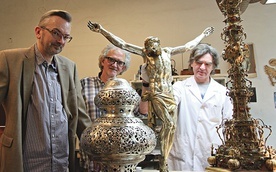 Podczas przygotowań do wystawy. Od lewej: kurator Jacek Witecki, konserwatorzy Marcin Sokolnicki i Mariusz Wierchowski.