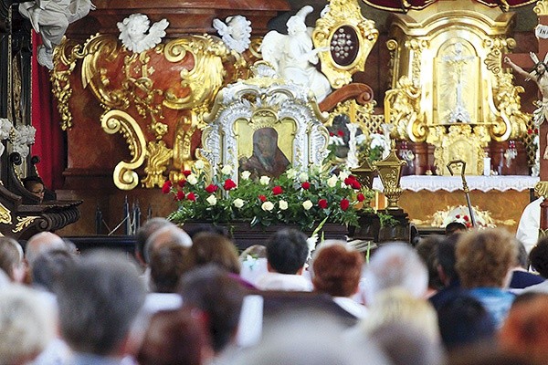 Korony na głowy Maryi i Jezusa Jan Paweł II włożył 2 czerwca 1997 r. Zdobią ją kamienie szlachetne z Dolnego Śląska.