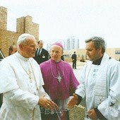 Ks. Ryszard Jurak wita papieża Polaka na Czubach.