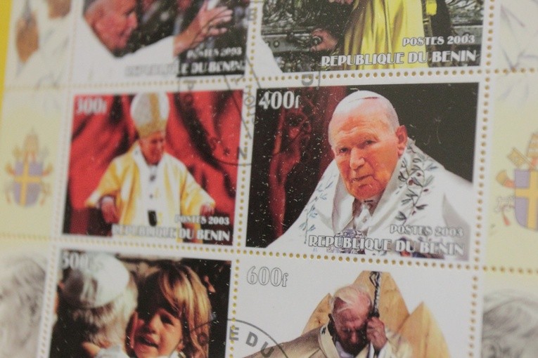 Papieskie znaczki