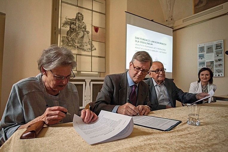 Katarzyna Raczyńska z Rady Fundacji Lanckorońskich, prezes Fundacji Piotr Piniński oraz dyrektor Ossolineum Adolf Juzwenko podpisują akt darowania przez Fundację Lanckorońskich 43 miniatur portretowych.