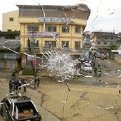 Nawet w domach mieszkańcy Marawi nie są bezpieczni, snajperzy strzelają w szyby.