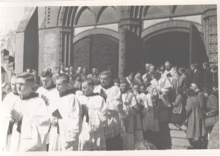 Zaglądamy do archiwum 100-letniej parafii franciszkańskiej!