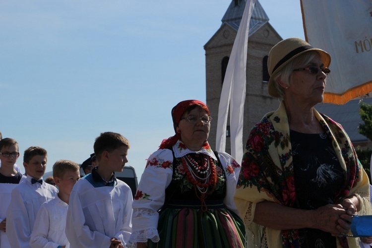 Powitanie ikony MB Częstochowskiej w parafii Chrystusa Dobrego Pasterza w Łowiczu