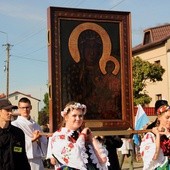 Obraz w procesji do kościoła niesie delegacja młodzieży