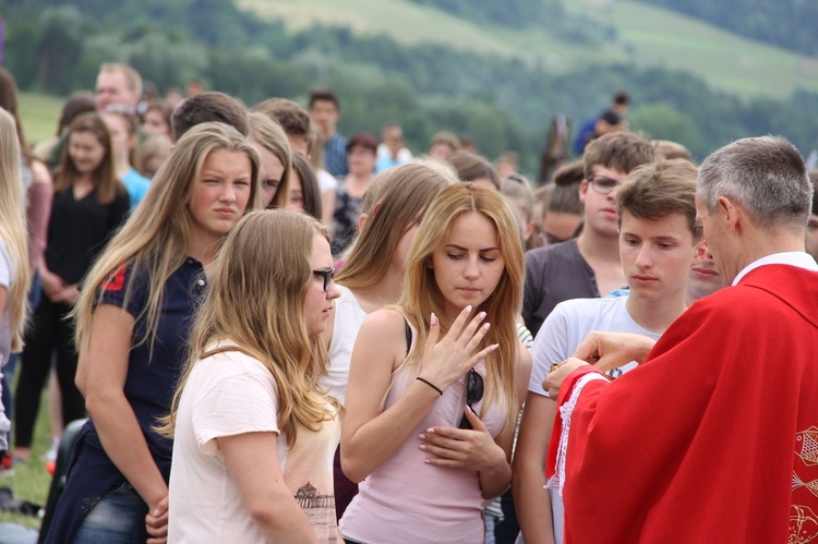 Bierzmowani przy ołtarzu papieskim