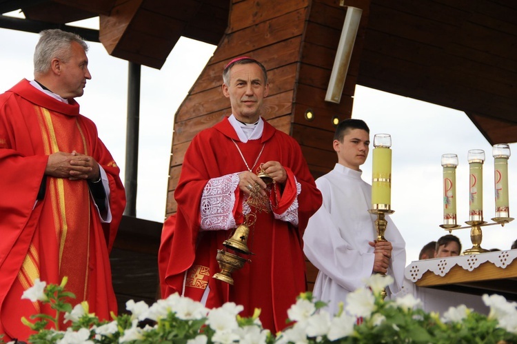 Bierzmowani przy ołtarzu papieskim