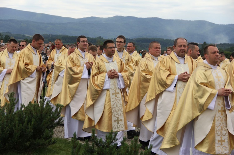 Bierzmowani przy ołtarzu papieskim