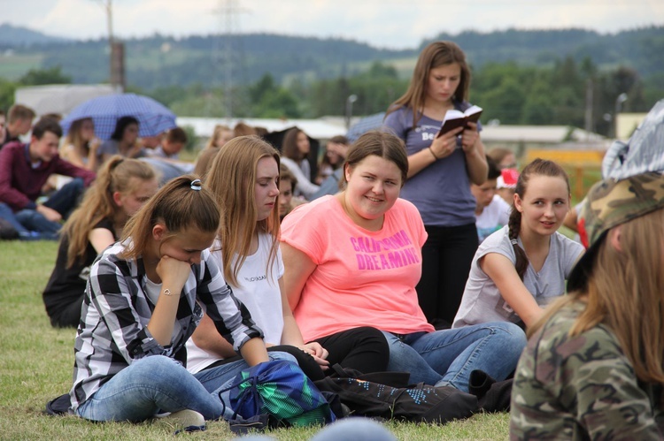 Bierzmowani przy ołtarzu papieskim