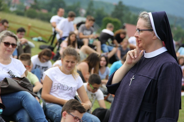 Bierzmowani przy ołtarzu papieskim