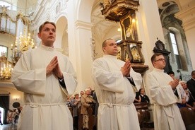 Nowi diakoni. Od lewej Bartłomiej Borowski, Jakub Kita i Adrian Czerwiński