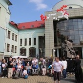 Pod papieskim pomnikiem w niebo pofrunął różaniec z bialo-czerwonych baloników...