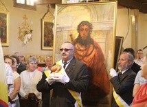 Uroczyste wprowadzenie relikwii i obrazów do kościoła w Gilowicach.