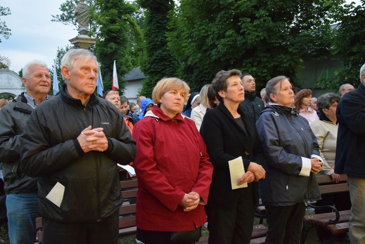 Nocna pielgrzymka z Miedniewic do Niepokalanowa