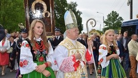 Bp Józef Zawitkowski i parafianki w strojach łowickich idą w procesji z ikoną jasnogórską