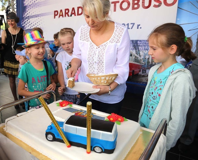 Przejazd starych autobusów