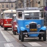 Przejazd starych autobusów