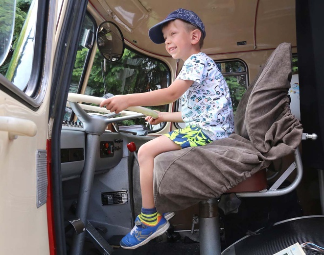 Przejazd starych autobusów