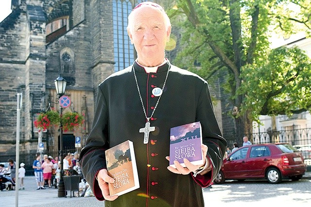 Bp Ignacy Dec z najnowszymi tomami swoich kazań i rozważań.