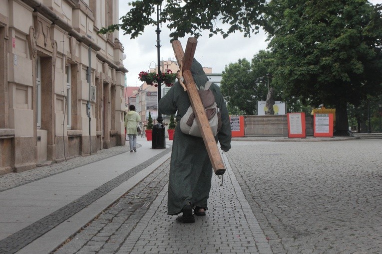 Mówi wszystko jedynie swoją obecnością 