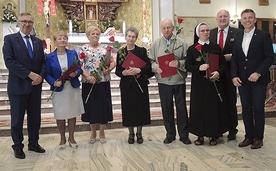 Główni bohaterowie książki o historii kościoła na Złotych Łanach z zaproszonymi gośćmi.