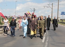 Płocki pochód, który po raz pierwszy przekroczył Wisłę, zakończył się festynem w parafii św. Benedykta w Radziwiu.