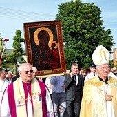 W spotkaniu z Maryją uczestniczyły rzesze wiernych.