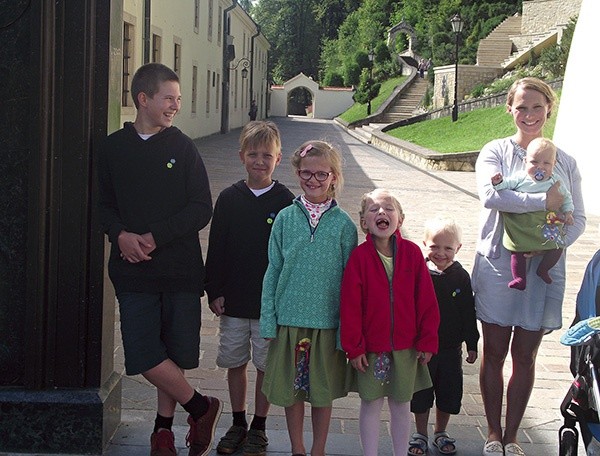 ▲	Zdjęcia z niedzielnej wyprawy po szkaplerze do Czernej: razem  z dziećmi Staszek... ◄	... i Monika