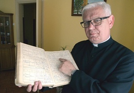 Ks. Marek Janas pokazuje wpis bp. Karola Wojtyły w parafialnej księdze chrztów. 
