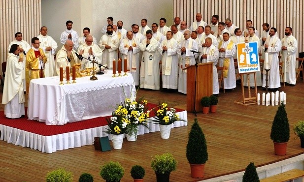 Duszpasterze oazowi z calej diecezji sprawowali Eucharystię z bp. Piotrem Gregerem